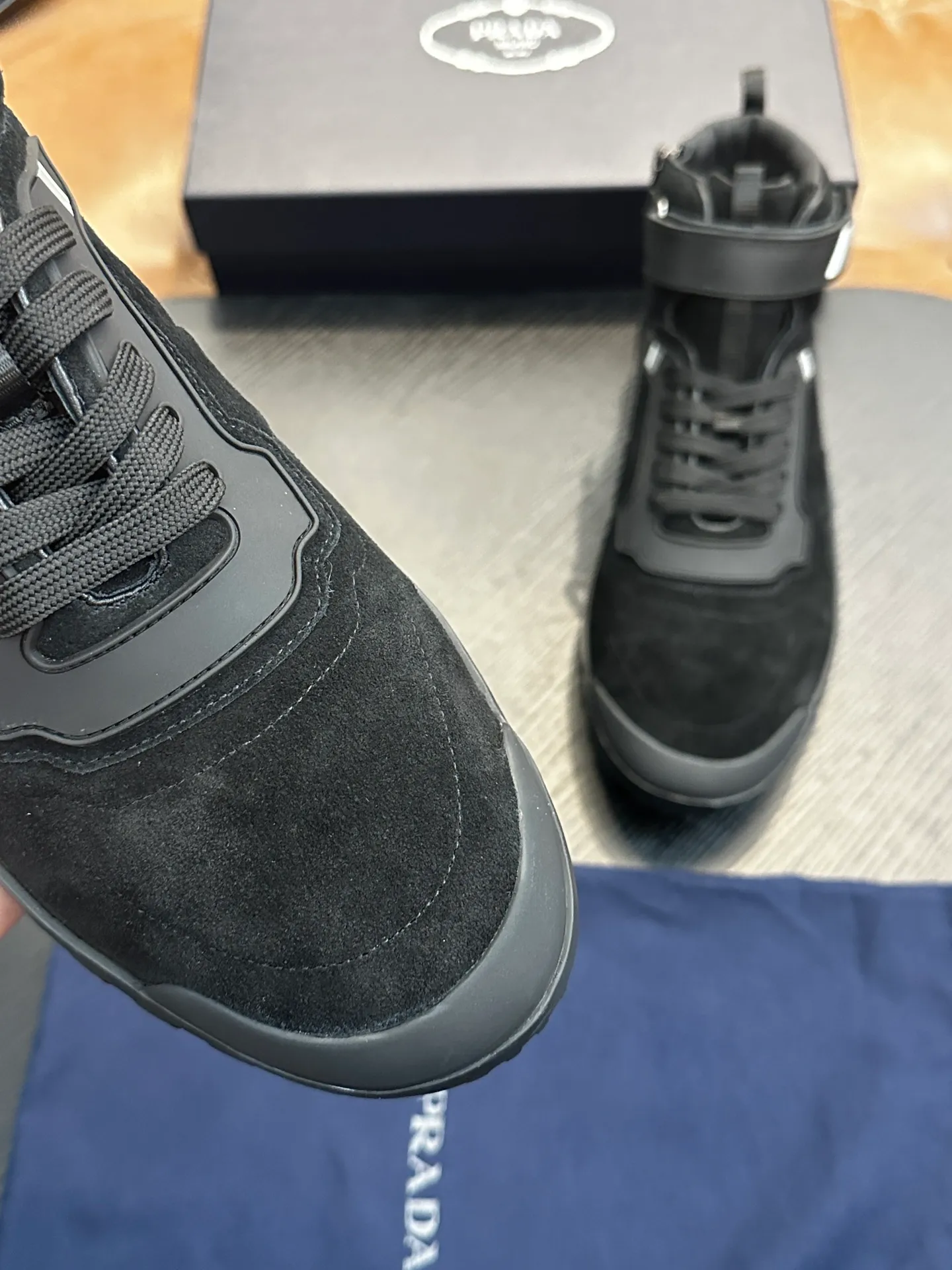 [ PRADA ] Top P: 880💰 ▪️Size: 39-44 (customized at 38.45) Prad*Prada (Mauri order can be made) new men's nylon fabric sneakers This casual sneaker combines elegant and innovative design. It is made of nylon stretch fabric and has a slip-on design. The upper strap is equipped with an adjustable metal buckle, and the letters "PRADA" are eye-catching on the side of the shoe. Comes with full original packaging!